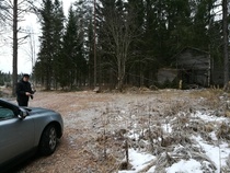 Salmennniemen portilla. Junnu Sedergrenin s. 1872 paikka. Vanha riihirakennus tulee vastaan ensimmäisenä, ennen Salmennniemen pihaan tuloa.