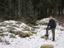 Salmenniemessä on kasattu pelloilta kiviä ahkerasti vuosisatojen aikana. Raunioita lienee pitkälle toista sataa ja ne ovat jääneet nyt metsän keskelle. Kekoja ihmettelee Pentti Muona. 