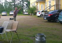 Tonkkumi peli vaati retoa otetta ja hyvää tyyliä!