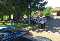 Heinämäen entisen koulun pihalla oli mukava vilvoitella ja rupatella.